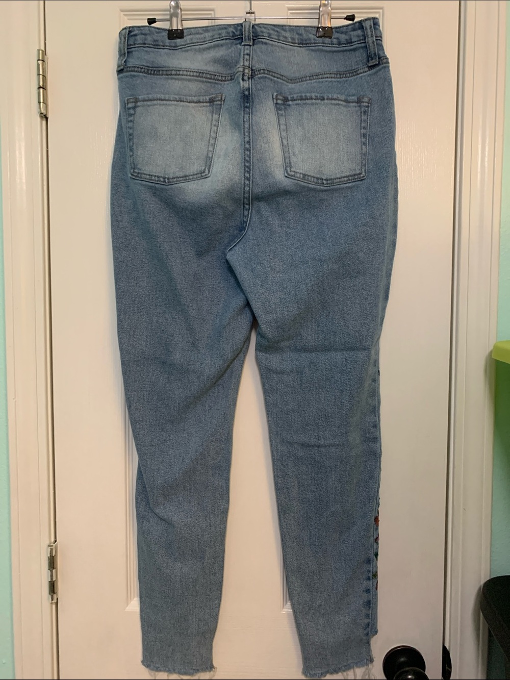Wonderly light wash jeans with floral and hummingbird embroidery. Size 30 - Picture 5 of 7